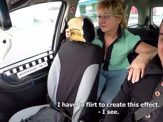 Taxi chauffeur laat oude dame voor het eerst spuiten