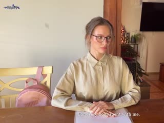Wunderschöne Babysitterin öffnet ihre Muschi für einen Bonus