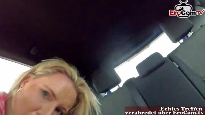 Duitse blonde MILF heeft een blind date in de auto