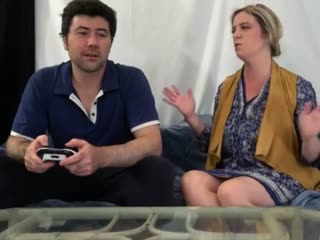 Volslanke huisvrouw eist een massage van haar game verslaafde stiefzoon