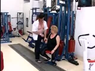 Oma traint haar oude zuig spieren in de sportschool