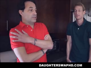 Zwei Väter einigen sich darauf, die Tochter des anderen zu ficken