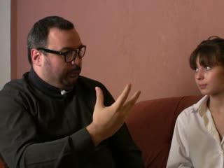 Onshuldige tiener wordt op de pik van de priester gezet