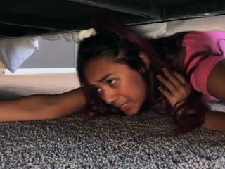 Unter dem Bett festgeklemmt und verletzlich