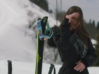 Skilehrerin Liya zeigt ihr Können